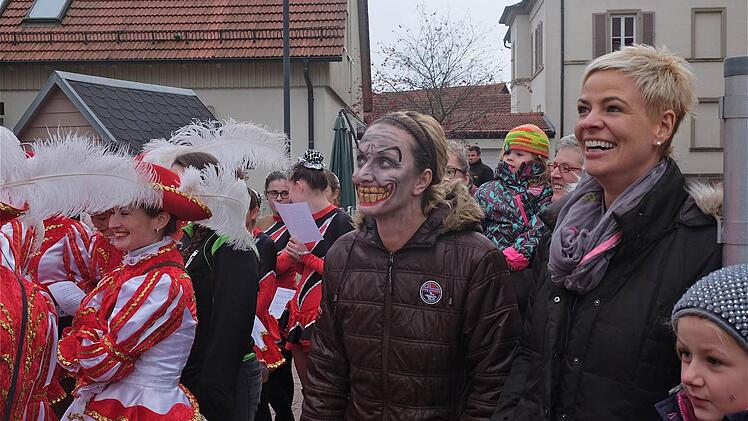 Schadenfrohe Beobachterinnen beim Rathaussturm. Fotos: Gerd Schaar