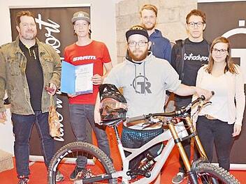 Die Radsportler vom Verein "Tatort Radsport" freuen sich über die Aufnahme im BLSV Sportkreis Kronach (v. l.): Mario Schmid (BLSV- Kreisvorsitzender), Jan Lieb (Präsident), Jakob Reeh (2. Präsident), David Mäusbacher (Kassenwart), Johannes Ruppert, Selma Neubauer. Foto: K.- H. Hofmann