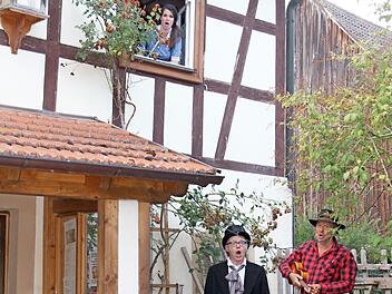 Das Mühlenanwesen wird kurzerhand mit in die Handlung einbezogen. Mezzosopranistin Denise Felsecker am Fenster, darunter der Schauspieler Bernhard Stengele (rechts) und Ulrich Pakusch (links)
