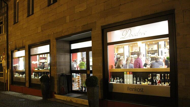 Blick durchs Schaufenster: Drinnen, wie hier bei "Dasslers", drängelten sich die Menschen, im Freien war es diesmal vielen Besuchern zu kalt für einen Plausch.
