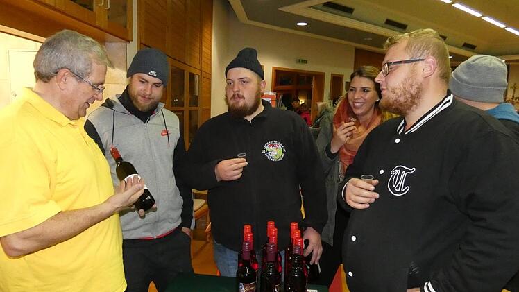Auch die Kerwasfreunde Rentweinsdorf probierten am Stand von Gerhard H&ouml;lzer Gl&uuml;hwein in au&szlig;ergew&ouml;hnlichen Geschmacksrichtungen, wie zum Beispiel Chilli, Granatapfel oder Schoko.
