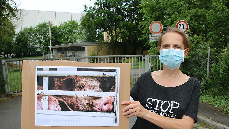 Susanne Schilling hat die Mahnwache vor dem Kulmbacher Schlachthof organisiert. Foto: Dagmar Besand