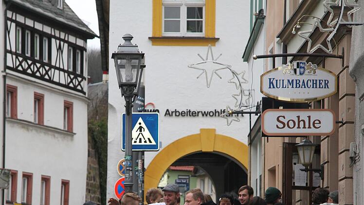 Vor der Sohle in der Oberen Stadt bildeten sich Gr&uuml;ppchen. Doch es handelte sich nur um Raucher, die nach drau&szlig;en gegangen sind. Alles vorschriftsm&auml;&szlig;ig, urteilte die Polizei. Foto: Sonny Adam