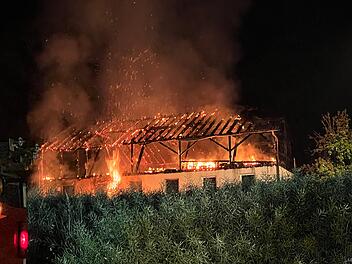 Neumarkt/Oberpfalz: Scheune in Waldnähe in Brand - Mann erleidet Schock