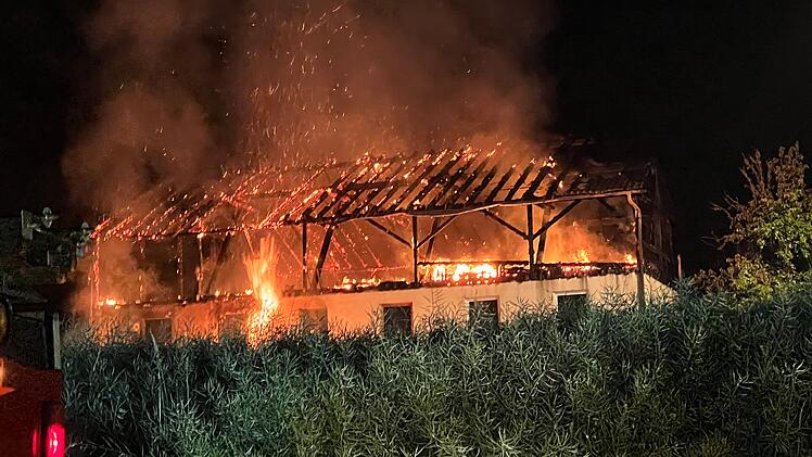 Neumarkt/Oberpfalz: Scheune in Waldnähe in Brand - Mann erleidet Schock
