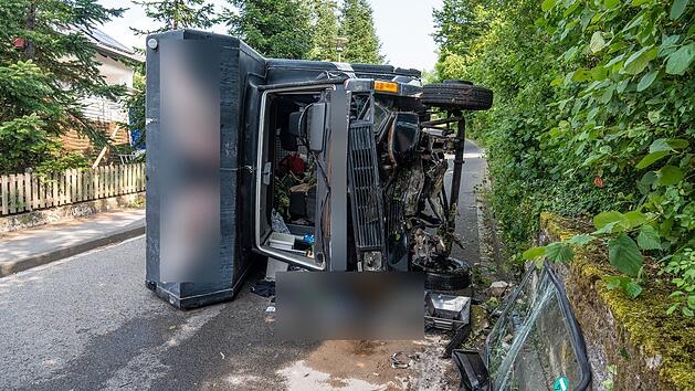 Eltmann: Betrunkener (42) rollt mit Wohnmobil Berg hinab und kracht in Mauer