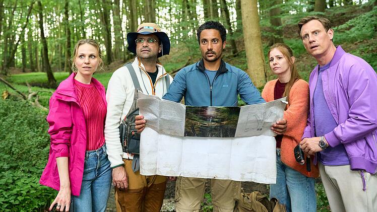 Die Streithähne Dr. Neiss (Patrick Kalupa, rechts) und Dr. Schmidtke (Maximilian Grill, zweiter von links, mit Tereza Rizos, links) sollen auf Wunsch ihrer Chefin zum Teambuilding bei dem Naturpädagogen Deniz Birol (Omar El-Saeidi) antreten. Da sie ihre Partnerinnen mitnehmen sollen, gibt Neiss Charlie (Josefine Preuß) als seine Freundin aus