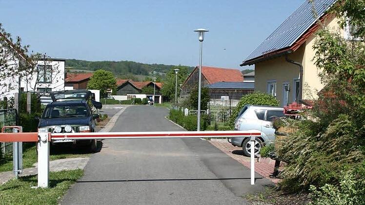 Ärger am Hausackerweg in Marktsteft: Die Anlieger wehren sich gegen Lärmbelästigung durch einen Landwirt. Die Schranke sollte es richten, sorgt aber auch für Unstimmigkeiten. Foto: Thomas Meyer