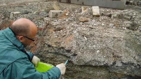 lrechts oben: Lackiertes Möbelholz enthält Schadstoffe. Deshalb darf es nicht verschürt oder zu Hackschnitzel verarbeitet werden. rechts unten: Horst Gäcks tägliche Arbeit: Er entnimmt eine Probe von möglicherweise belastetem Boden.