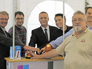 Über das superschnelle Internet freuen sich Bürgermeister Hendrik Dressel, Unternehmer Markus Brückner, SÜC-Hauptabteilungsleiter Gerald Kastner, süc/dacor-Geschäftsführer Frank Feihe, Ortssprecher Helfried Schleicher und Vertriebspartner Torsten Schmidt. Fotos: Bettina Knauth