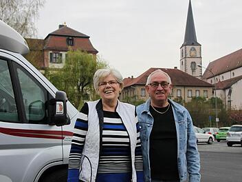 Finden den Reisemobilstellplatz in Hammelburg toll: Anna und Bernd Nordmann auis Papenburg, die auf ihrem Weg nach Passau am Bleichrasen hier Station gemacht haben. Sie sind nicht zum ersten Mal in Frankens ältester Weinstadt. Foto: Markus Reeh