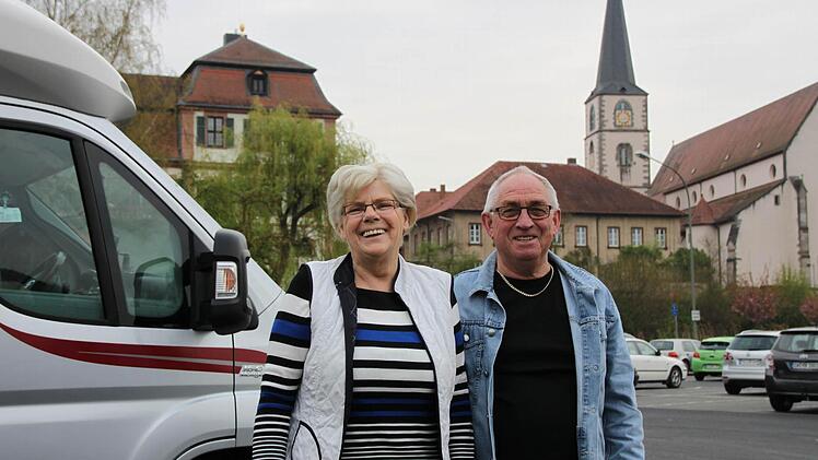 Finden den Reisemobilstellplatz in Hammelburg toll: Anna und Bernd Nordmann auis Papenburg, die auf ihrem Weg nach Passau am Bleichrasen hier Station gemacht haben. Sie sind nicht zum ersten Mal in Frankens ältester Weinstadt. Foto: Markus Reeh
