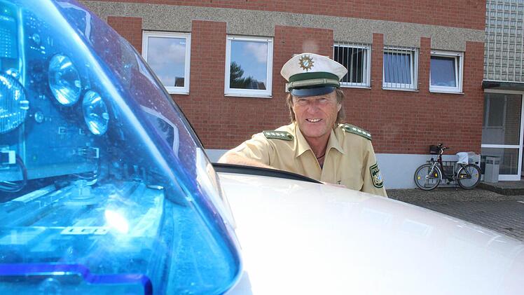 Rainer Scheckenbach liebt seinen Beruf und hat nach 40 Jahren als Polizist viel zu erzählen. Foto: Sabine Herteux