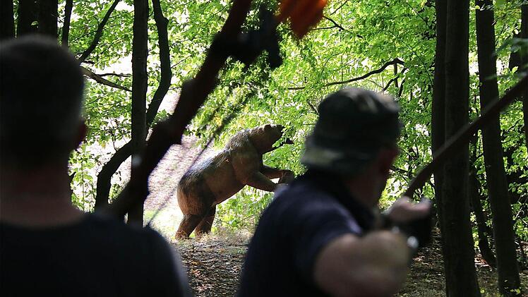 Lebensgroßer Bär als Ziel.