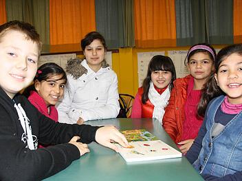 Wenn (von links) Lev, Sanela, Katalin, Csilla, Samira und Nayfa zusammensitzen, werden jede Menge Sprachen gesprochen. Foto: Ralf Ruppert