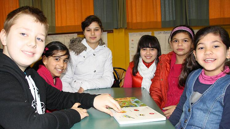 Wenn (von links) Lev, Sanela, Katalin, Csilla, Samira und Nayfa zusammensitzen, werden jede Menge Sprachen gesprochen. Foto: Ralf Ruppert