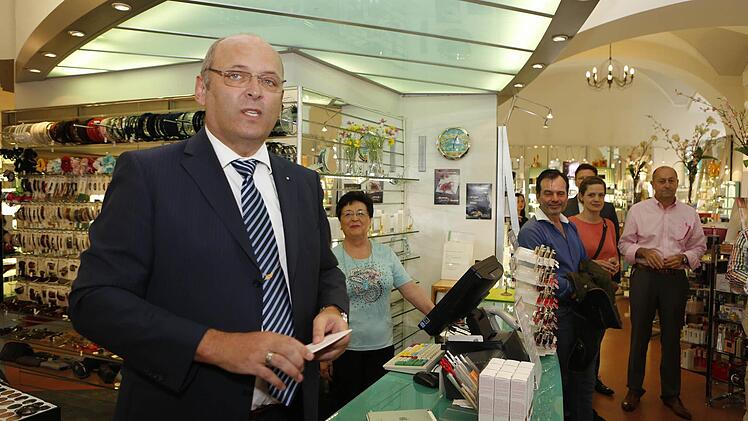 In der Parfümerie von Silvy Hahn (am Ladentisch) eröffnete IHK-Präsident Heribert Trunk den Rundgang. Foto: Matthias Hoch