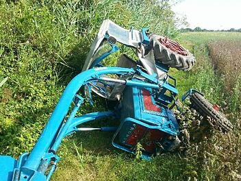 Geistesgegenwärtig gelang es Heinz Söhnlein, rechtzeitig vom umkippenden Traktor abzuspringen. Foto: Peter Kraus