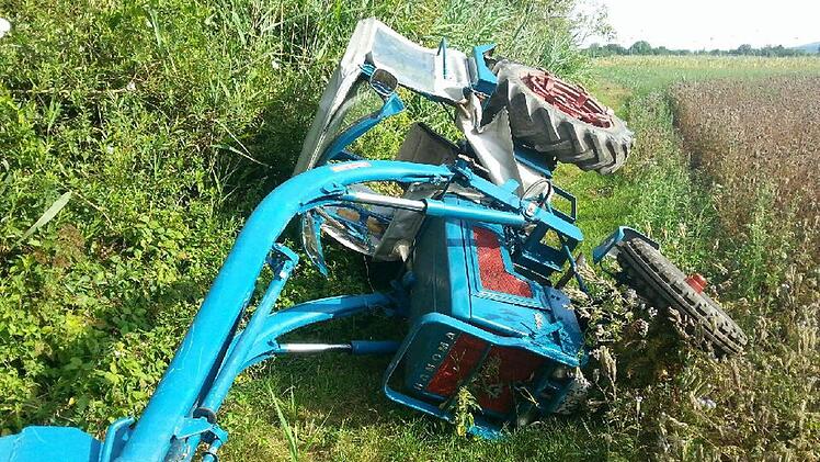 Geistesgegenwärtig gelang es Heinz Söhnlein, rechtzeitig vom umkippenden Traktor abzuspringen. Foto: Peter Kraus