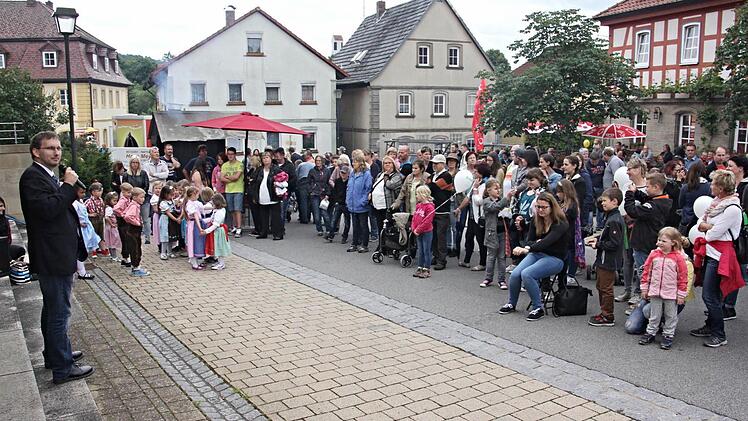 Bürgermeister Wolfram Thein (links) eröffnete am Sonntagnachmittag den 3. Maroldsweisacher Bauernmarkt vor vielen Besuchern. Foto: Helmut Will