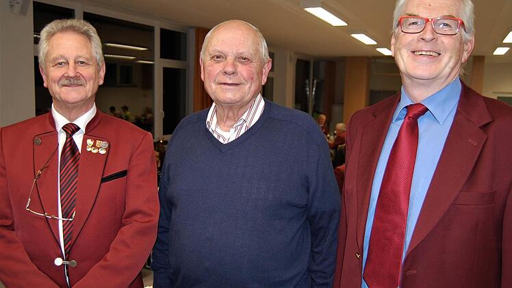 Vorsitzender Ewald Schmück (links) zeichnete Stefan Schlereth und Gerhard Kauf ausFoto: Sigismund von Dobschütz