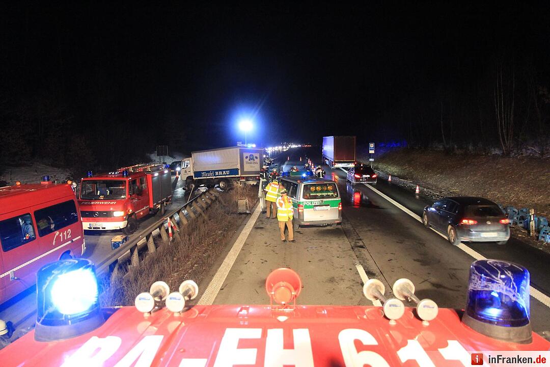 Bierkästen auf A73: Lastwagen durchbricht Mittelschutzleitplanke