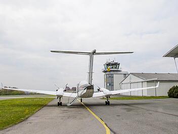 Eine Werksmaschine wartet am Flugplatz Brandensteinsebene auf Passagiere. Foto: Simone Bastian