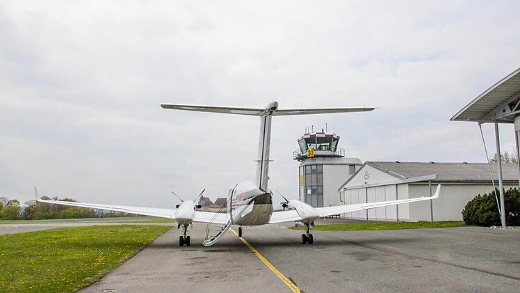 Eine Werksmaschine wartet am Flugplatz Brandensteinsebene auf Passagiere. Foto: Simone Bastian