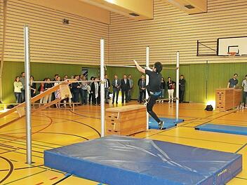 Mit einer schweißtreibenden Parkour-Vorführung in der sanierten Sporthalle des CVG überraschten Schüler der 10. Klasse die Gäste der Einweihungsfeier. Foto: Peter Müller