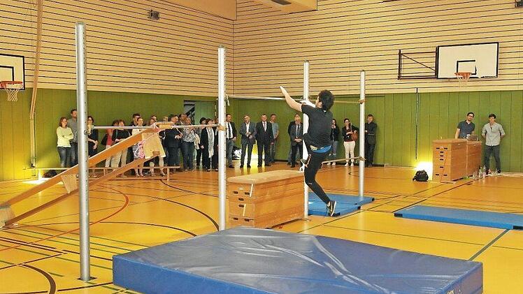 Mit einer schweißtreibenden Parkour-Vorführung in der sanierten Sporthalle des CVG überraschten Schüler der 10. Klasse die Gäste der Einweihungsfeier. Foto: Peter Müller
