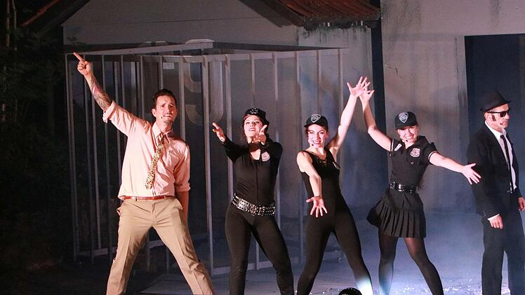 Die Musical Comedy "Blues Brothers in Prison" feierte Premiere auf der Waldbühne Heldritt.Foto: Jochen Berger