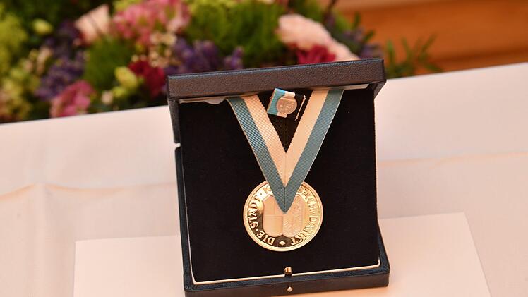 Die silberne Stadtmedaille wurde dem Geschäftsführer der Mediengruppe Oberfranken, Walter Schweinsberg, vergeben.Ronald Rinklef