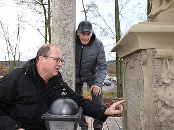 Religions- und Latein-Lehrer Harald Drescher und Hobby-Historiker Josef Kirchner sind sich absolut sicher: Die Statue an der Saale-Brücke stellt eine schwangere Maria dar. Foto: Ralf Ruppert