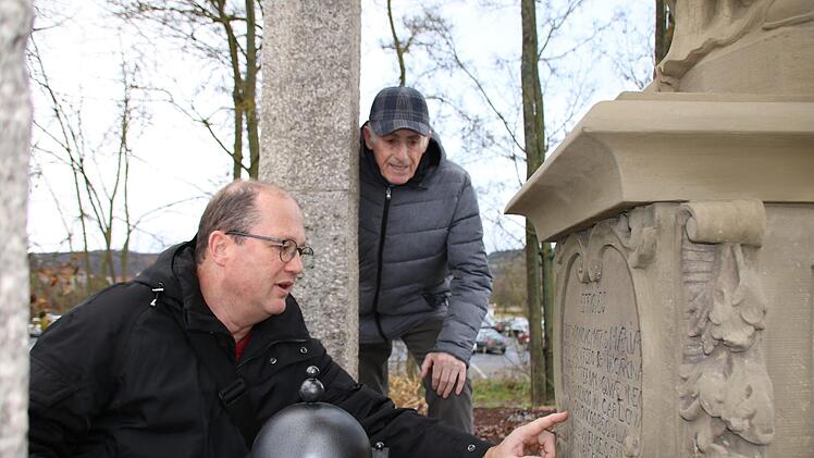 Religions- und Latein-Lehrer Harald Drescher und Hobby-Historiker Josef Kirchner sind sich absolut sicher: Die Statue an der Saale-Brücke stellt eine schwangere Maria dar. Foto: Ralf Ruppert