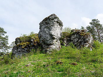 Der große Burgfels dient als toller Aussichtspunkt.