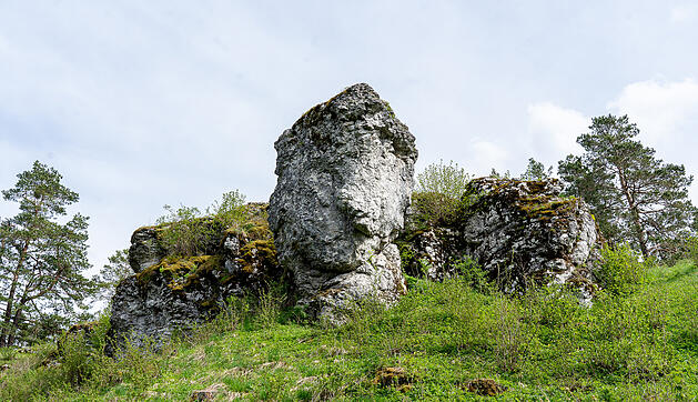 Der große Burgfels dient als toller Aussichtspunkt.