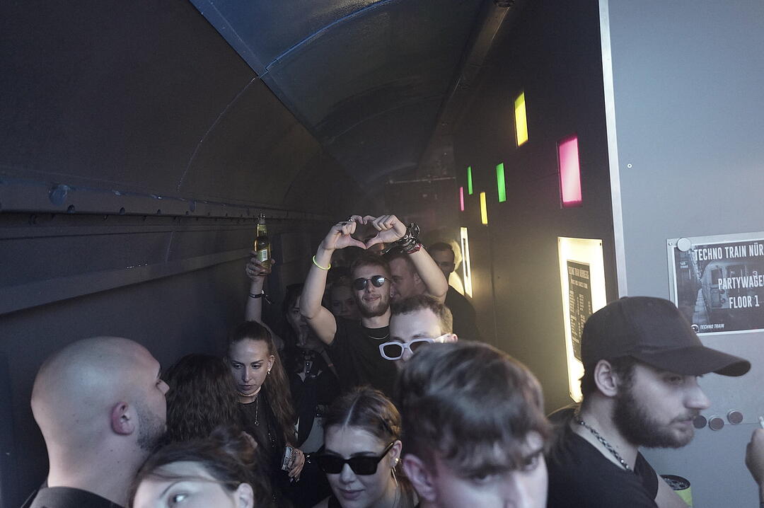 Party im Zug - Raver*innen tanzen zu Techno-Beats