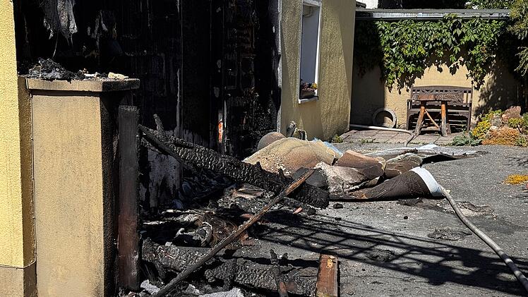 Massiver Fassadenbrand: Eine Person leichtverletzt und 100.000 Euro Schaden