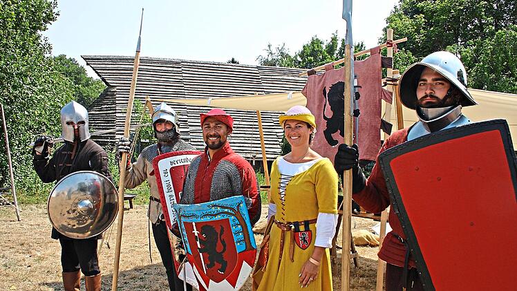 Die &bdquo;Gefolgschaft des L&ouml;wen&ldquo; aus W&uuml;rzburg bereitet sich auf den Kampf vor. In der Mitte steht der Fantasyautor David Givens.