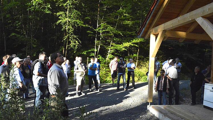 Das "Grüne Klassenzimmer" im Ibinder Wald wurde in Augenschein genommen. Foto: Schmidt