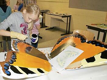 Mit viel Eifer und Liebe zum Detail gestalten Rauhenebracher Schülerinnen die Riesen-Schmetterlinge, die am "Pfad der Artenvielfalt" eine wichtige Rolle spielen sollen. Elena bemalt den "Kleinen Fuchs".  Foto: Sabine Weinbeer