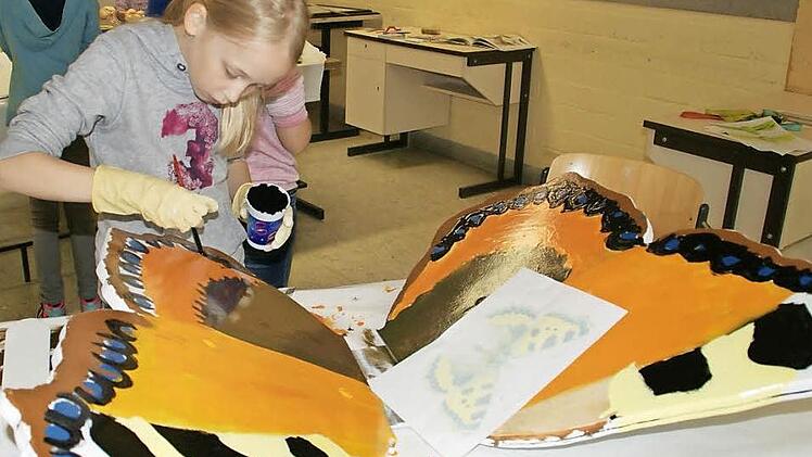 Mit viel Eifer und Liebe zum Detail gestalten Rauhenebracher Schülerinnen die Riesen-Schmetterlinge, die am "Pfad der Artenvielfalt" eine wichtige Rolle spielen sollen. Elena bemalt den "Kleinen Fuchs".  Foto: Sabine Weinbeer