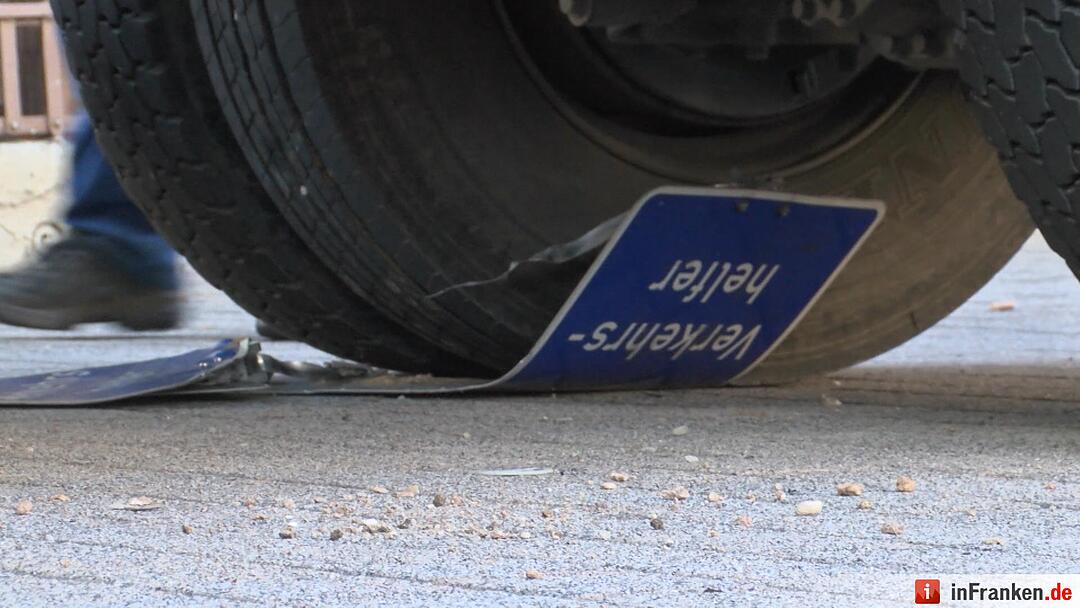 Unfall in Michelau: Lkw prallt gegen Kirchenmauer