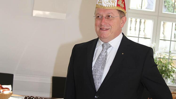 Oberbürgermeister Henry Schramm trug noch die Senatorenkappe des Kulmbacher Faschings-Komitees bei der Schlüsselübergabe im Rathaus.