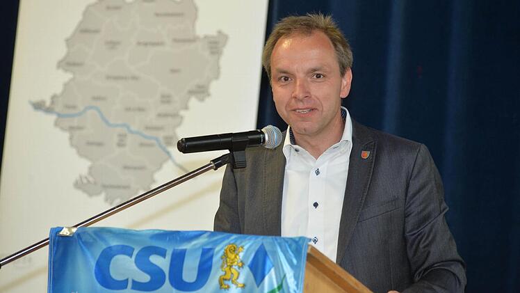 Der Thereser Bürgermeister Matthias Schneider empfing die CSU-Vertreter in der Turnhalle Obertheres.
