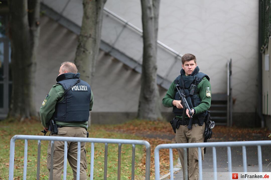 15-Jaehriger Schüler drohte Gewaltverbrechen an - Grosseinsatz der Polizei in Selb - Schule stundenlang abgeriegelt