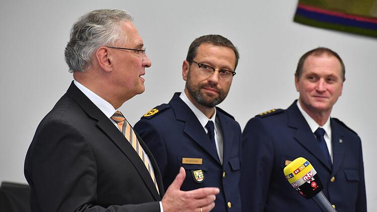 Bayerns Innenminister Joachim Herrmann  (CSU) verkündete am Montag vor der Presse in Bamberg das Maßnahmenpaket für mehr Sicherheit. Neben ihm:  Oberfrankens Polizeipräsident Alfons Schieder (Mitte) und Bambergs Polizeichef Thomas Schreiber (rechts) Foto: Ronald Rinklef