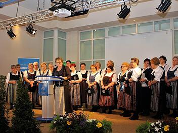 Mit dem Landfrauenchor im Rücken sprach Kreisbäuerin Evi Derrer zu den Gästen.Evi Seeger