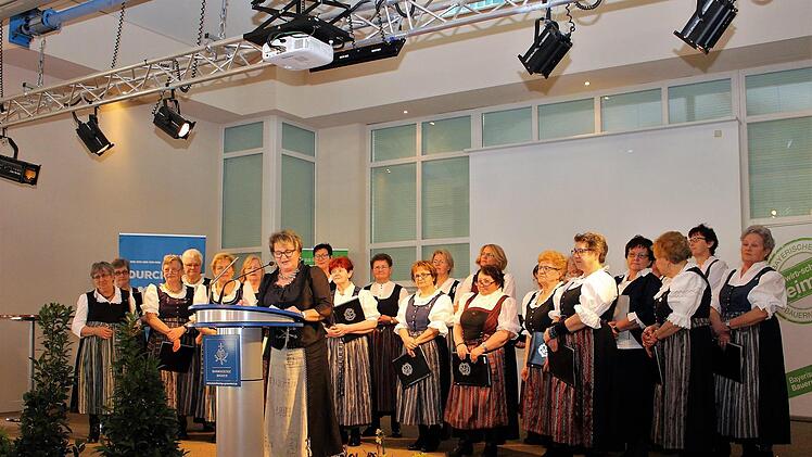 Mit dem Landfrauenchor im Rücken sprach Kreisbäuerin Evi Derrer zu den Gästen.Evi Seeger