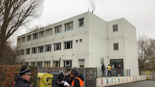 Feuerwehreinsatz an einer Schule in Fürth (Bayern): Bei dem Brand in dem Containergebäude werden laut Polizei etliche Schüler und Lehrer durch Rauchgase verletzt. Foto: NEWS5 / Salg